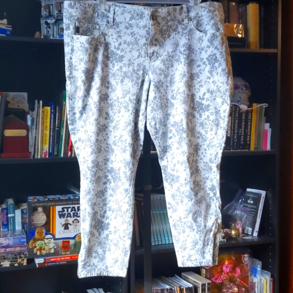 Torrid gray floral capri denim jeans size 22
